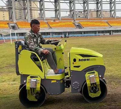 奔馬1.5噸小型壓路機(jī)壓實草坪案例
